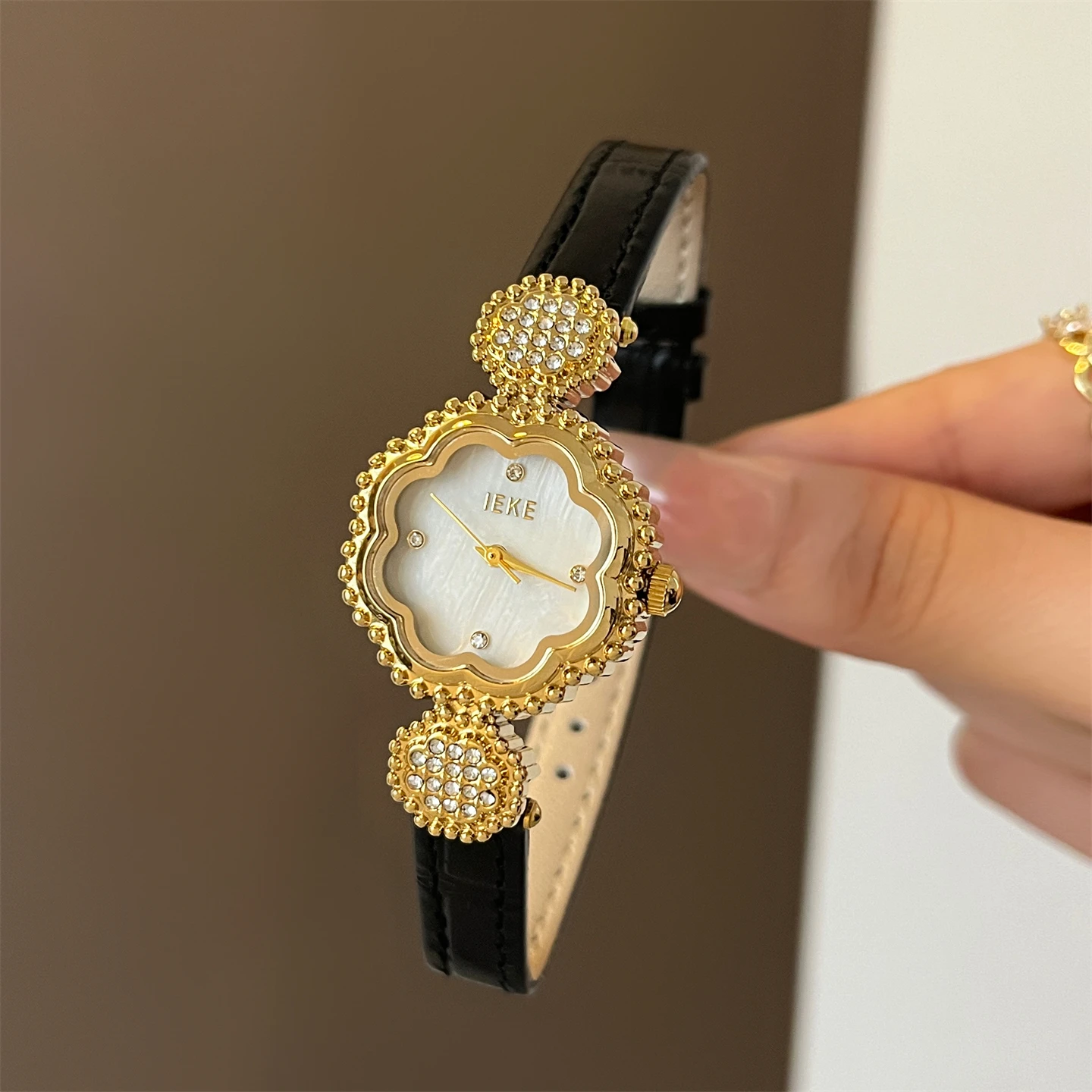 

New Camellia Inlaid Diamond Watch for Women with Retro Style, Subtle and Exquisite Workplace Commuting Quartz Watch