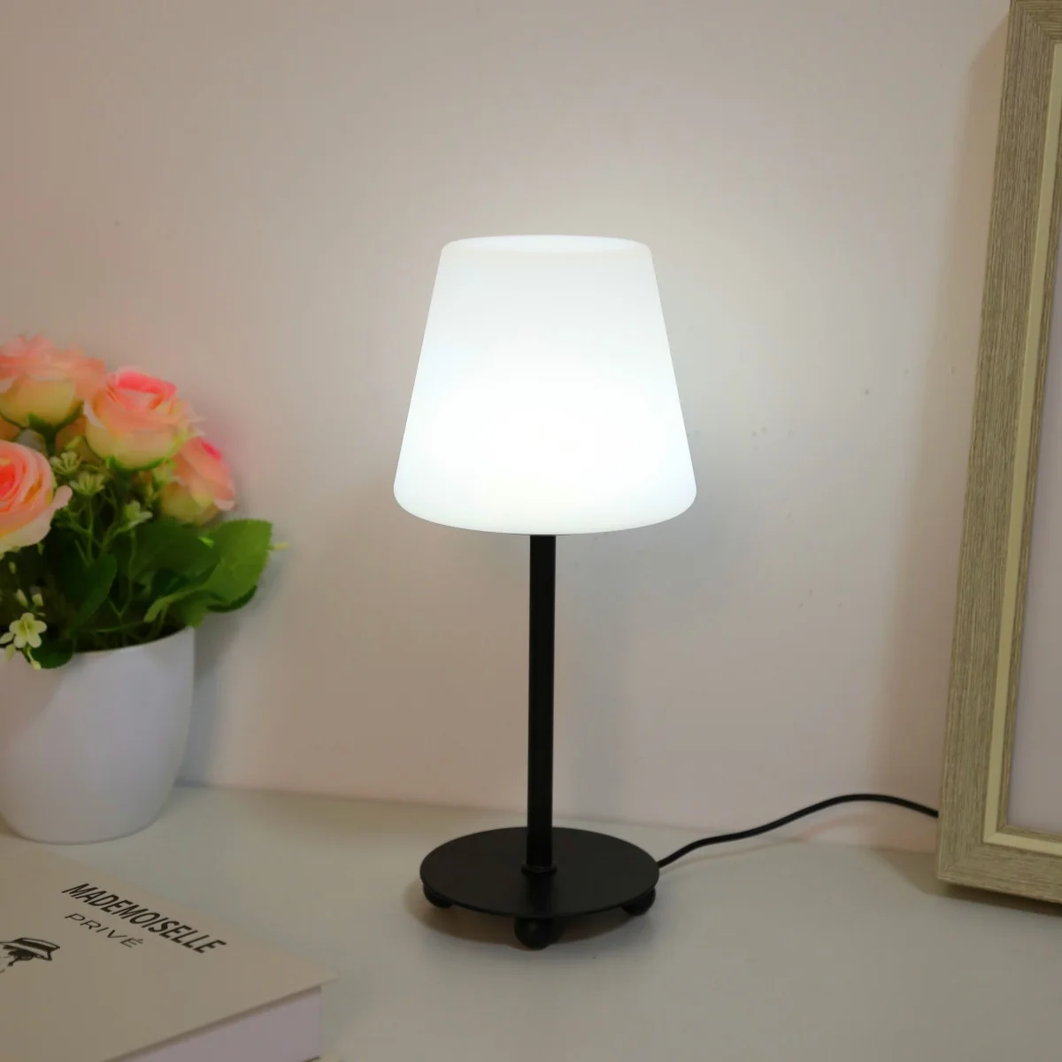 LED modern and fashionable desk lamp, tri color dimming USB power button switch, home bedroom decoration desk lamp