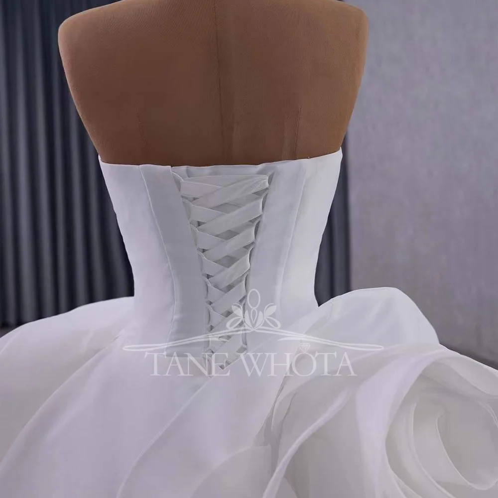 فستان عروس قابل للتخصيص بدون أكمام بدون حمالات ثوب زفاف مع ظهر برباط وتفاصيل زهور ثلاثية الأبعاد 2025 رداء De Mariée