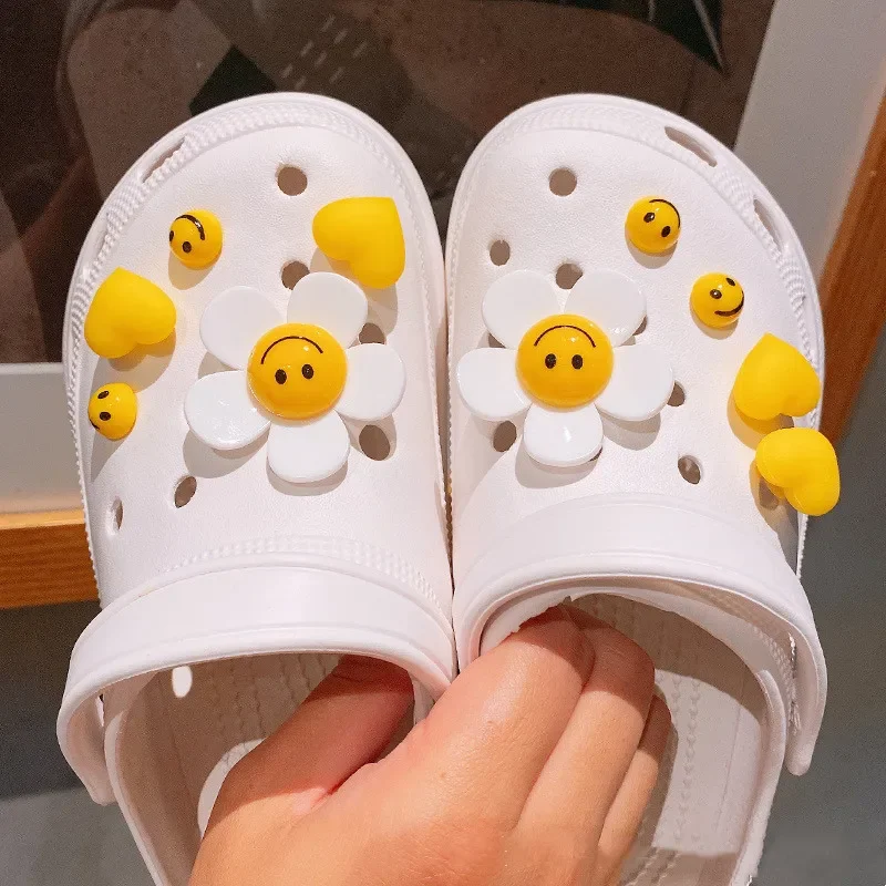 Hot sales New Cute Smiley Flower Decoration Shoe Decoration Small Daisy Shoe Flower Decoration Buckle Finished Product Removable