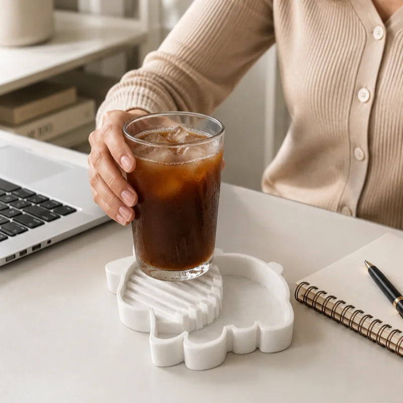 White Lamb-Shaped Water-Draining Cup Tray, Cute Animal Drink Coaster, Multifunctional Condensation Water Collection Tray, Suitable for Iced Coffee, Office and Coffee Corner Tabletop Decoration