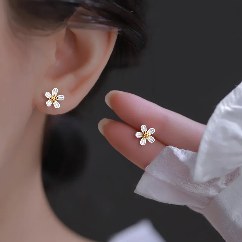 Anting-anting kancing logam Daisy putih kecil trendi untuk wanita anting-anting pemakaian sehari-hari sederhana manis hadiah perhiasan