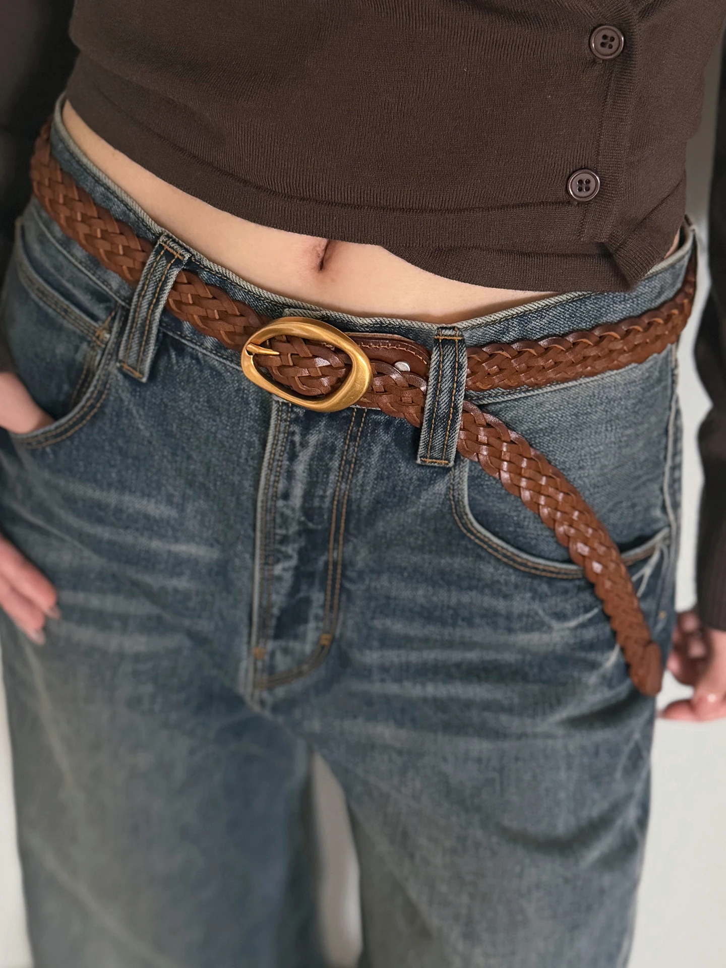 エレガントな手織りの幾何学模様のゴールドバックルレザーベルト、若者やティーン向けのファッショナブルでシックなシンプルなスタイル