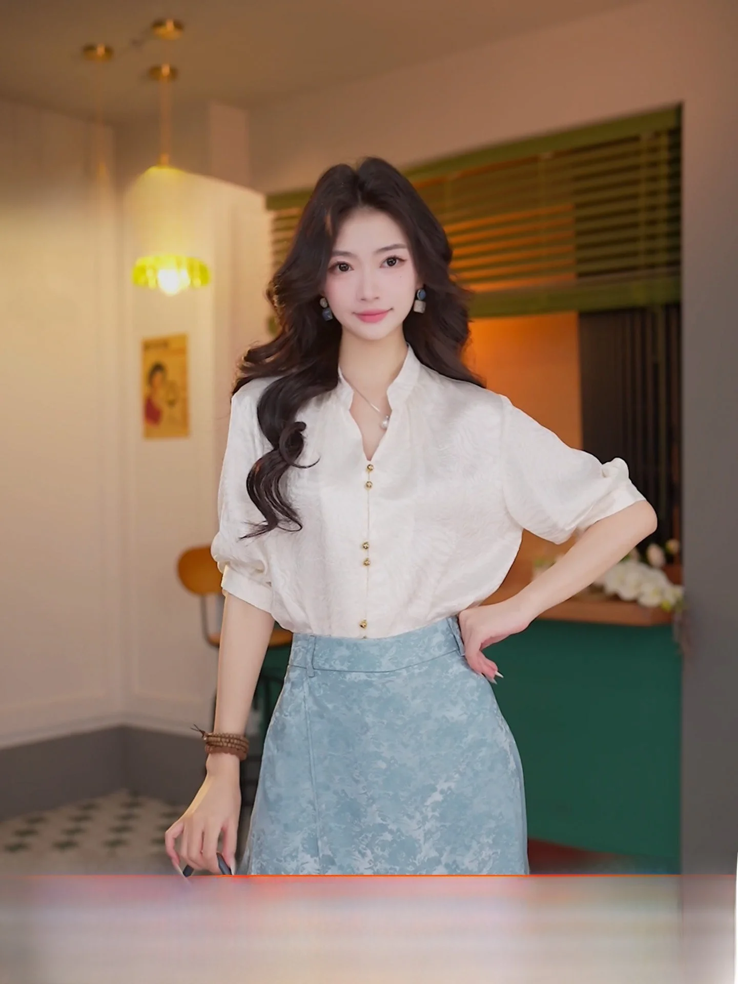 

Новая женская блузка Ding Jiaxin Prism 2026 из полиэстера с шелковистым блеском, плиссированная, с коротким рукавом, свободного кроя, с воротником-стойкой, повседневная, элегантная.