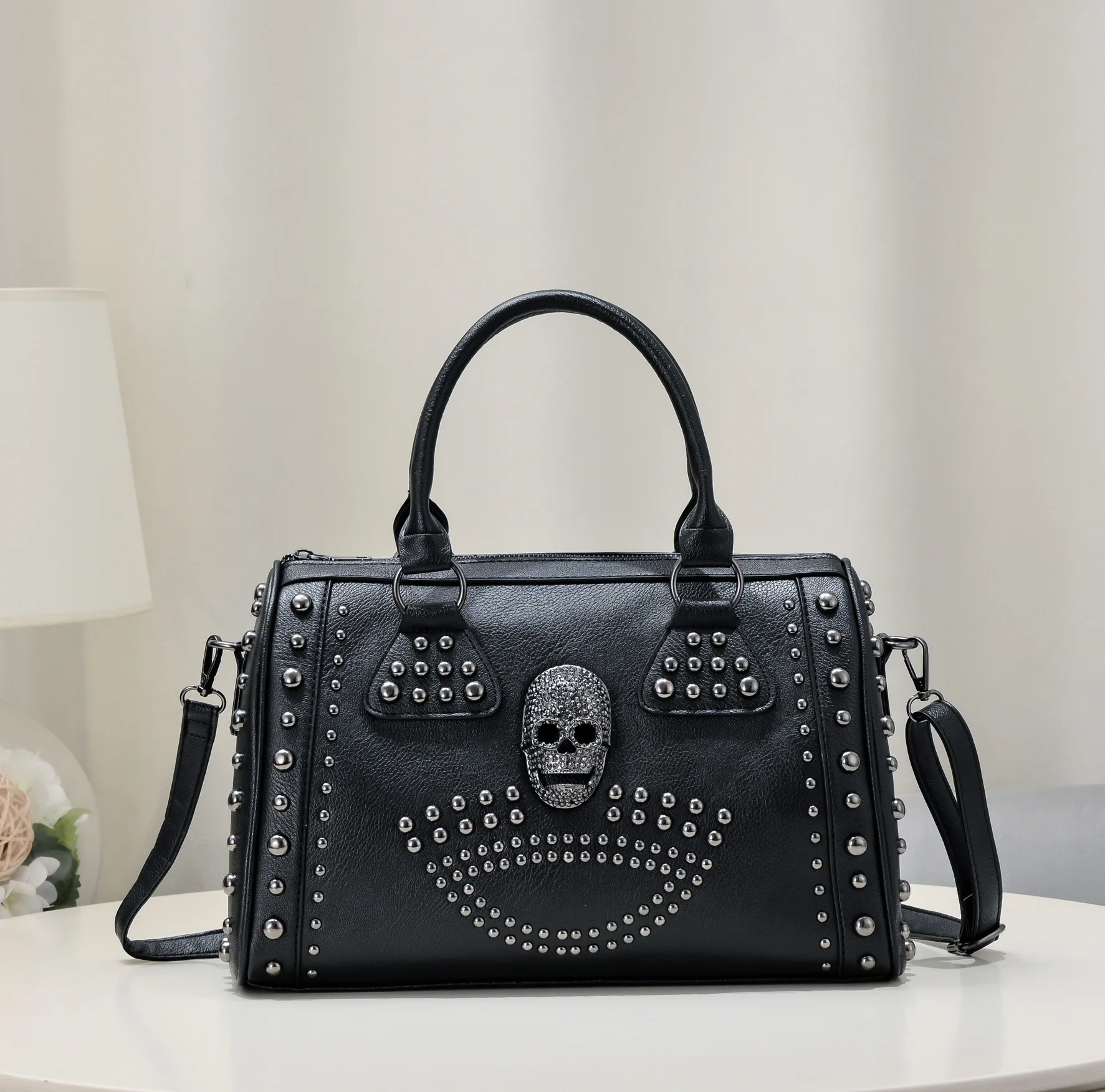 Damen tasche mit Nieten, schwarze Schädel handtasche mit großer Kapazität, Punk Casual Fashion Umhängetasche