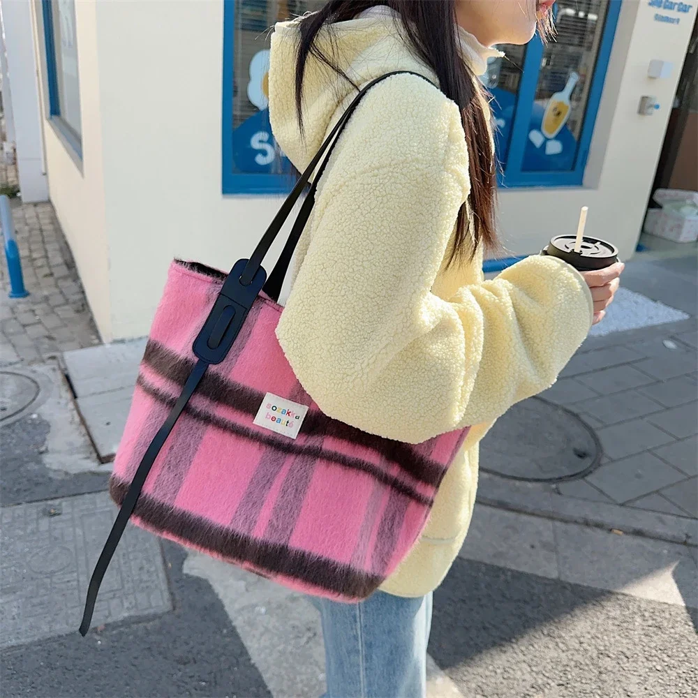 Vintage Plush Ladies Shoulder Bag Sweet Plaid Female Travel Tote Woolen Handbags Large Capacity Retro Women\'s Commute Bags Purse