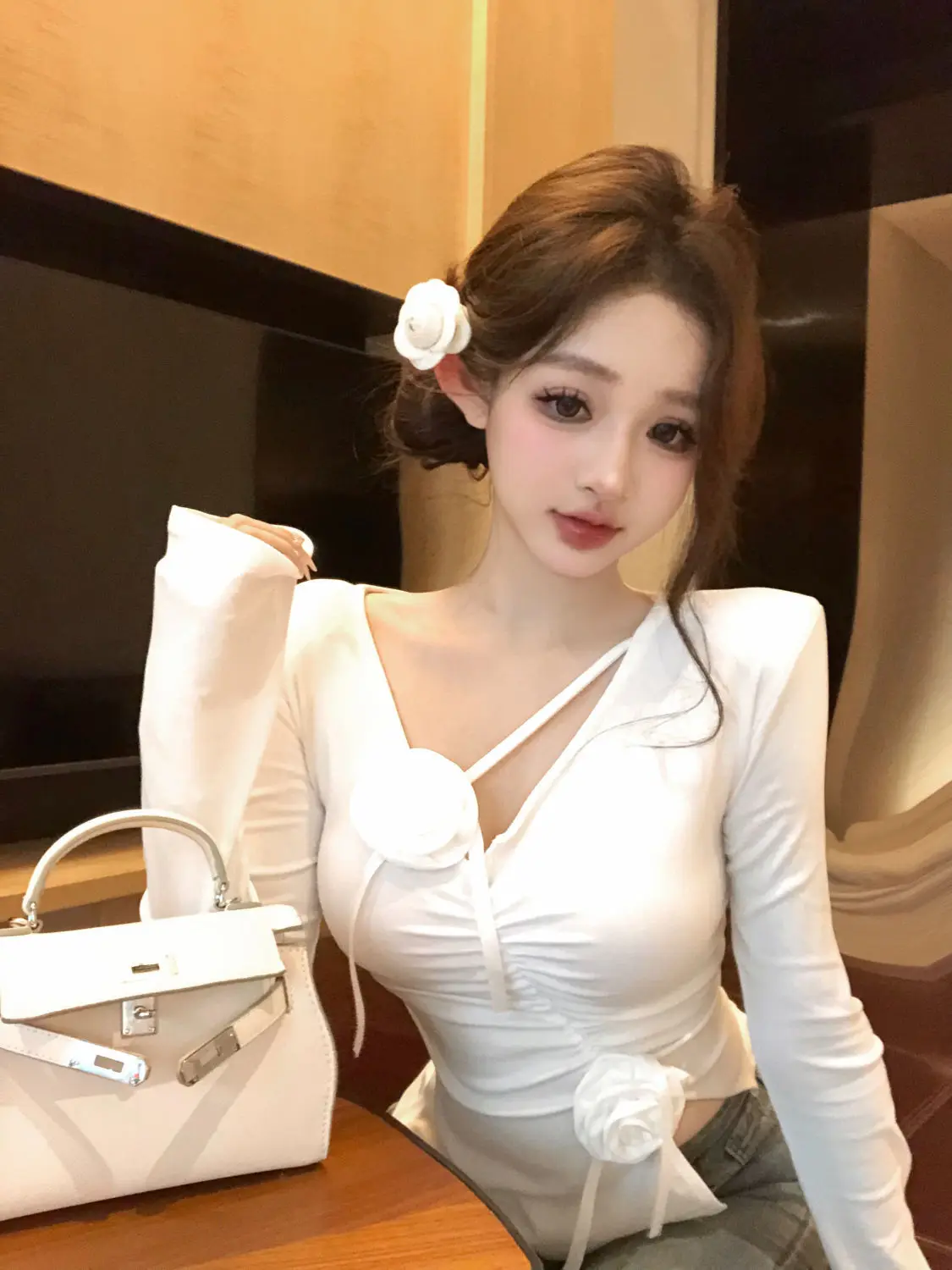 

New Autumn Three-dimensional Flower V-neck Irregular Long-sleeved Tops in Fashion Chic Pleated Waist T-shirt for Women