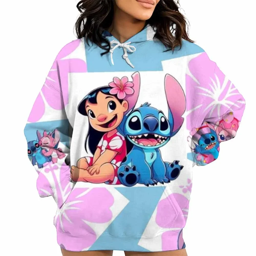 ทั้งชายและหญิงสามารถสวมเสื้อสเวตเชิ้ตมีฮู้ดลายดิสนีย์ คิว เสื้อสวมหัวแขนยาวสำหรับฤดูใบไม้ร่วง และชุดกีฬาลำลองได้