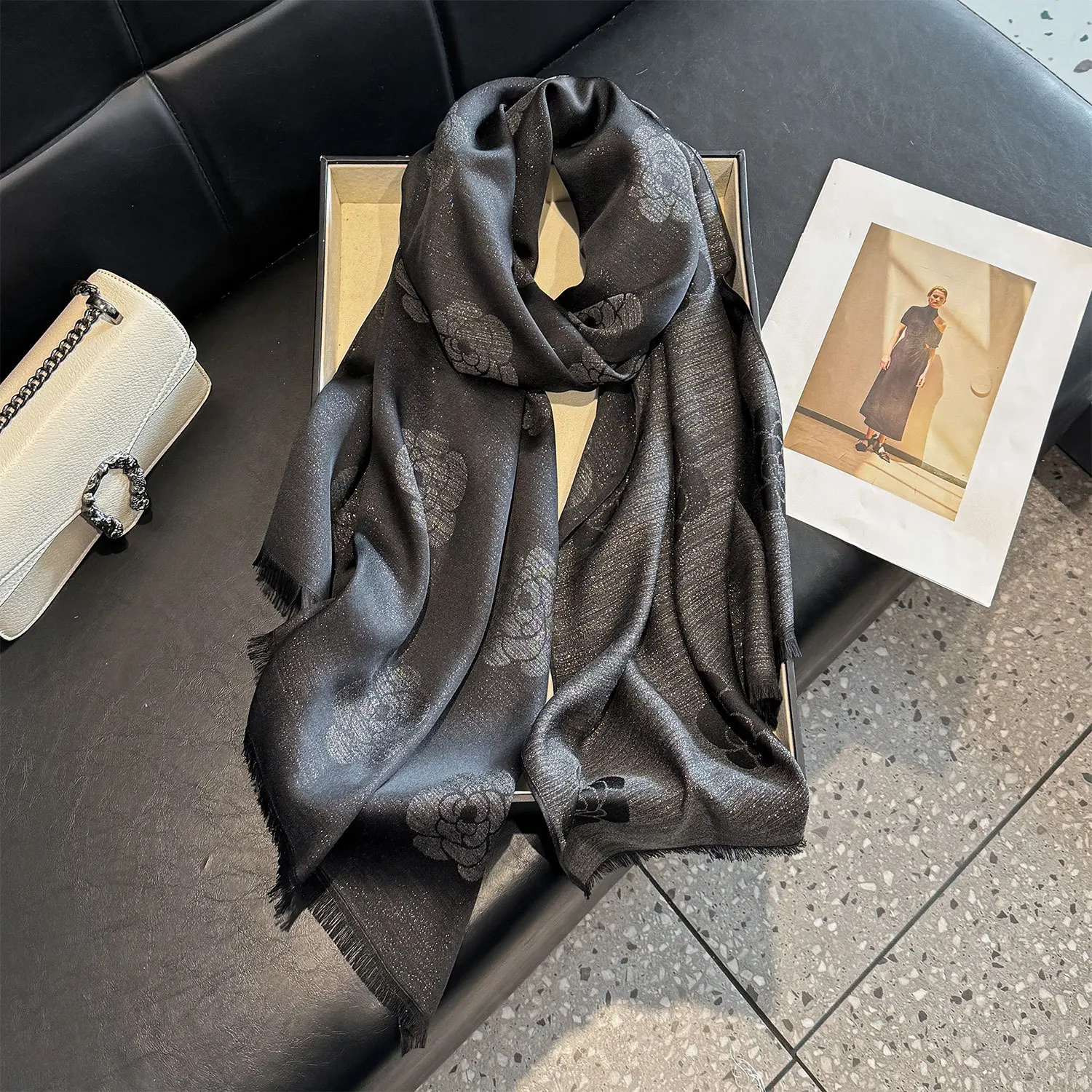 

Элегантный зимний женский шарф с принтом камелии, шелковая шаль, универсальная дорожная накидка, мягкий аксессуар из искусственного шелка и хлопка, женские шарфы