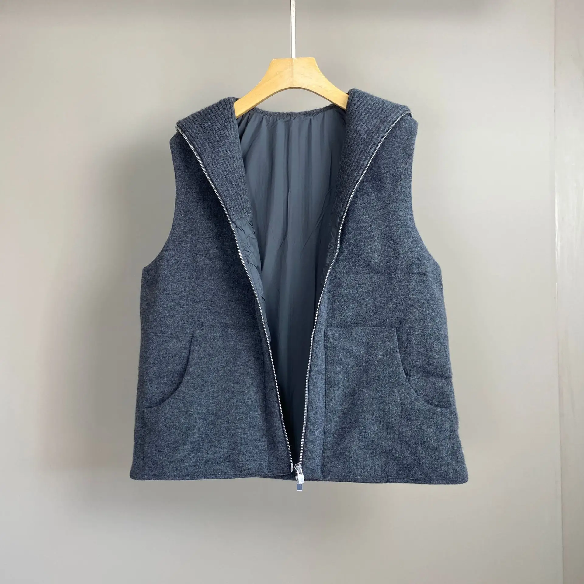 2025 Otoño e Invierno nuevo chaleco de plumas de ganso tejido de Cachemira chaleco de moda que combina con todo para mujer