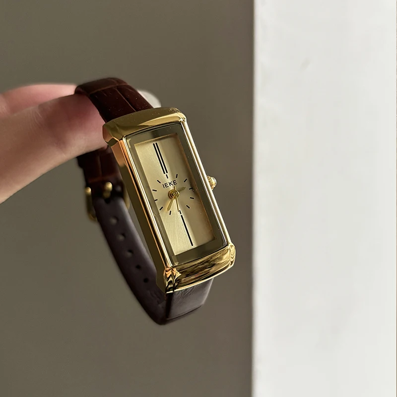 

Женские прямоугольные часы с кожаным ремешком, новый кварцевый механизмЭлегантный и изысканный дизайнМаленький циферблат, женские наручные часы.
