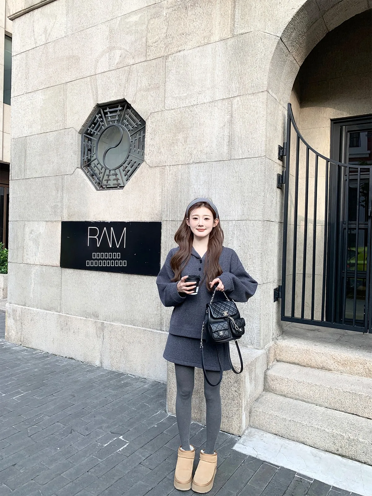 

Новый модный комплект из двух предметов: свободная толстовка-худи в корейском стиле и юбка. Уютный комплект для отдыха, маленький размер.