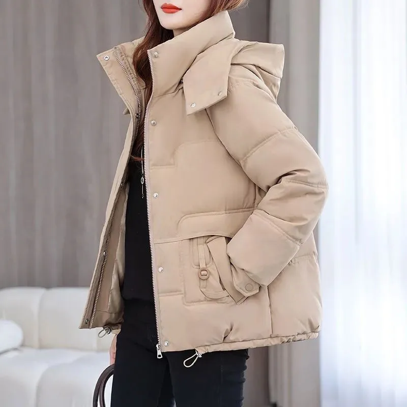 เสื้อแจ็คเก็ตผ้าฝ้ายบุใยสังเคราะห์สไตล์เกาหลีสำหรับผู้หญิง แบบสั้น มีฮู้ดถอดได้ อุ่นสบาย เหมาะสำหรับฤดูใบไม้ร่วงและฤดูหนาว เสื้อคลุมแฟชั่นสำหรับผู้หญิง