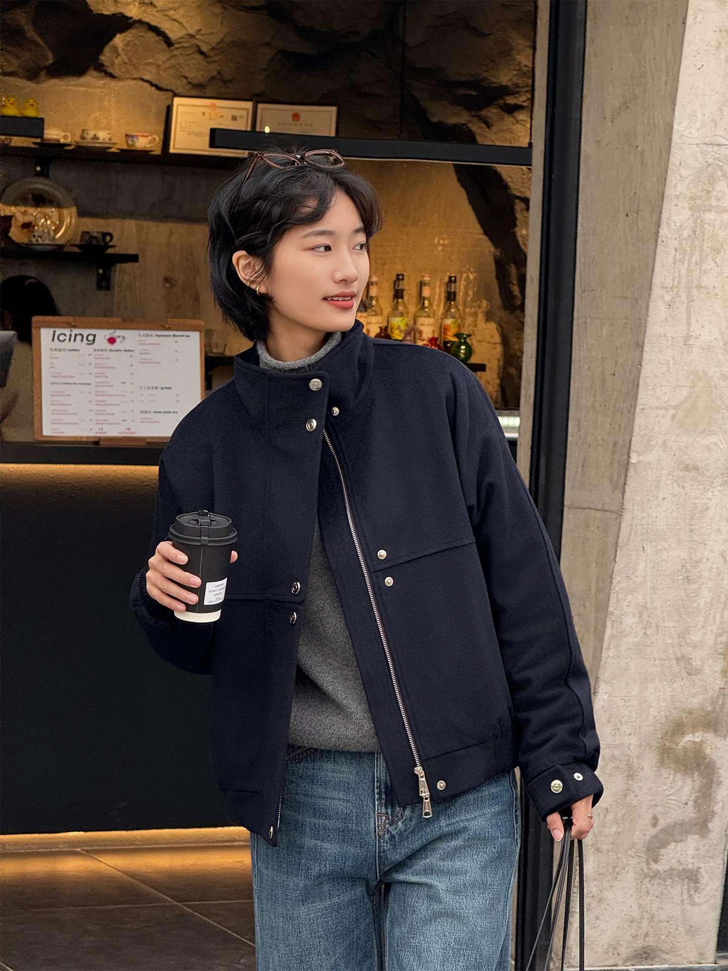 

Новая зимняя свободная шерстяная куртка-бомбер с воротником-стойкой и вставками, хлопковое пальто для женщин, простой дизайн, цвет Цин, от Zhou Xiaoya