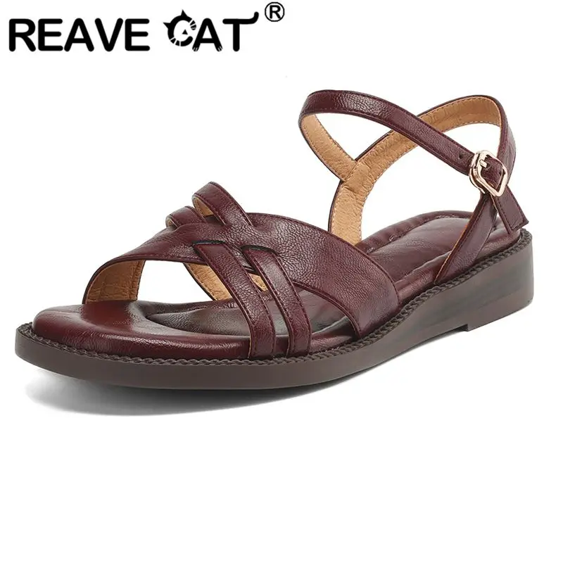 

REAVE CAT, женские сандалии из мягкой натуральной кожи, с круглым носком на плоской подошве, с пряжкой и ремешком, новинка 2025, винтажная повседневная женская обувь для отдыха