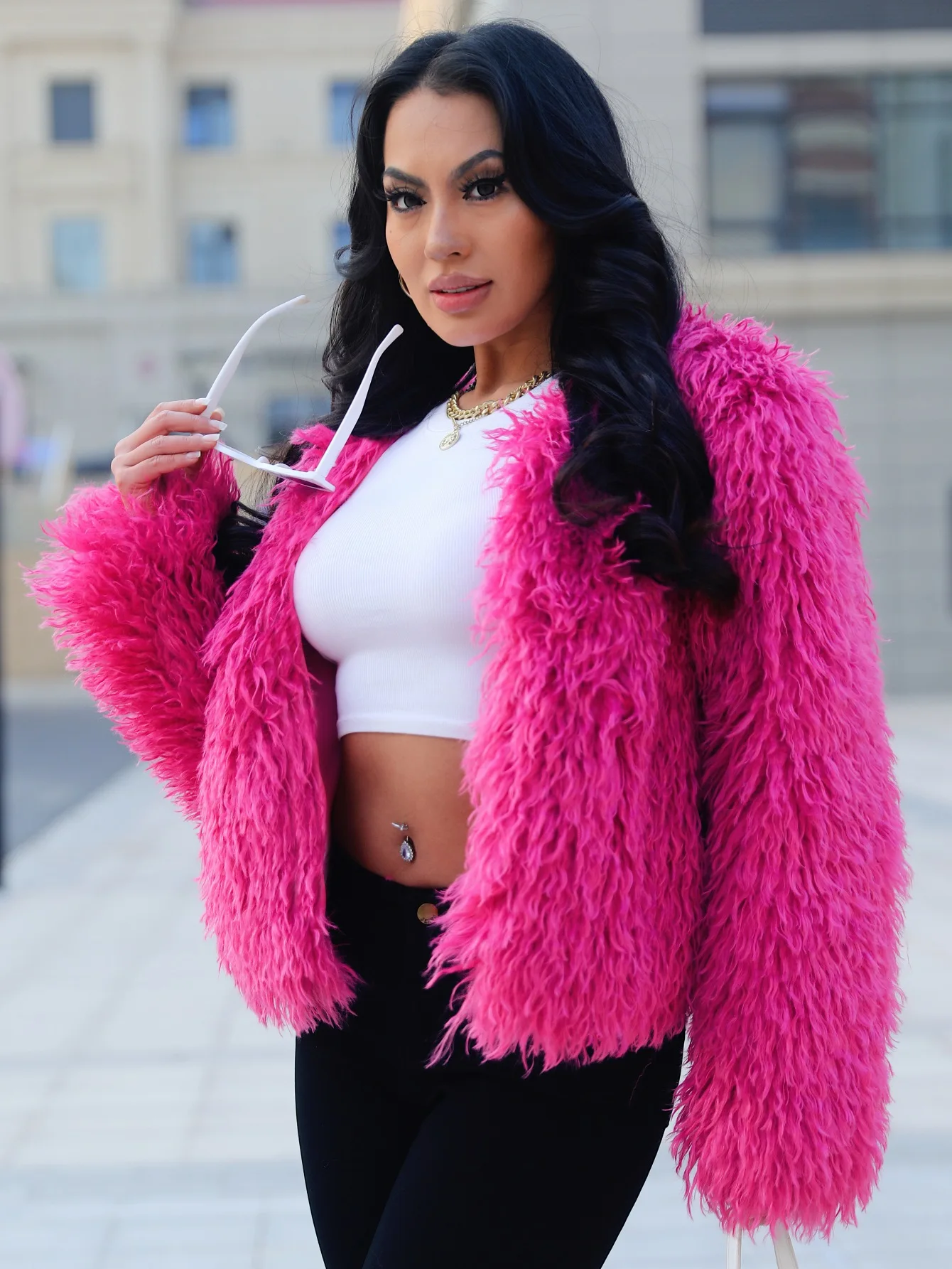 فوشيا فو الفراء معطف قصير المرأة رقيق التلبيب كم طويل دافئ سميكة فضفاضة سترة 2025 موضة الشتاء سيدة عالية الشارع أبلى