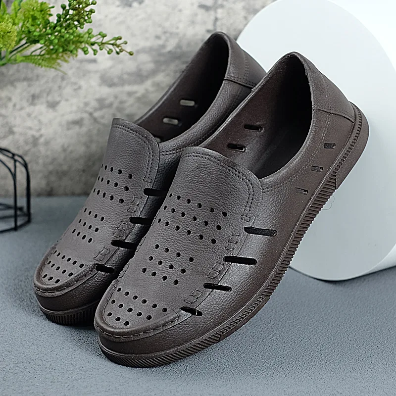 

Вьетнамские резиновые повседневные мужские летние сандалии для улицы, универсальные, с мягкой подошвой, пляжные, новые, дышащие, с отверстиями.