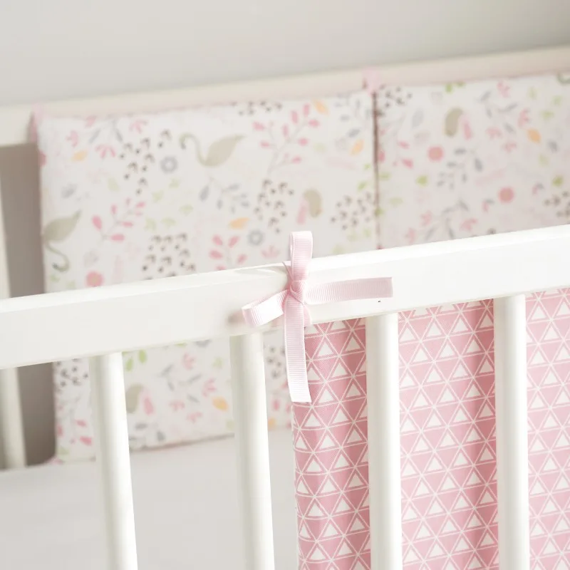 ชุดเครื่องนอนกันกระแทกสำหรับเตียงเด็กแรกเกิด ผ้าฝ้ายกันกระแทก ลายหงส์สีชมพู 30x30x6 ซม. ซักด้วยเครื่องได้ ครบชุด