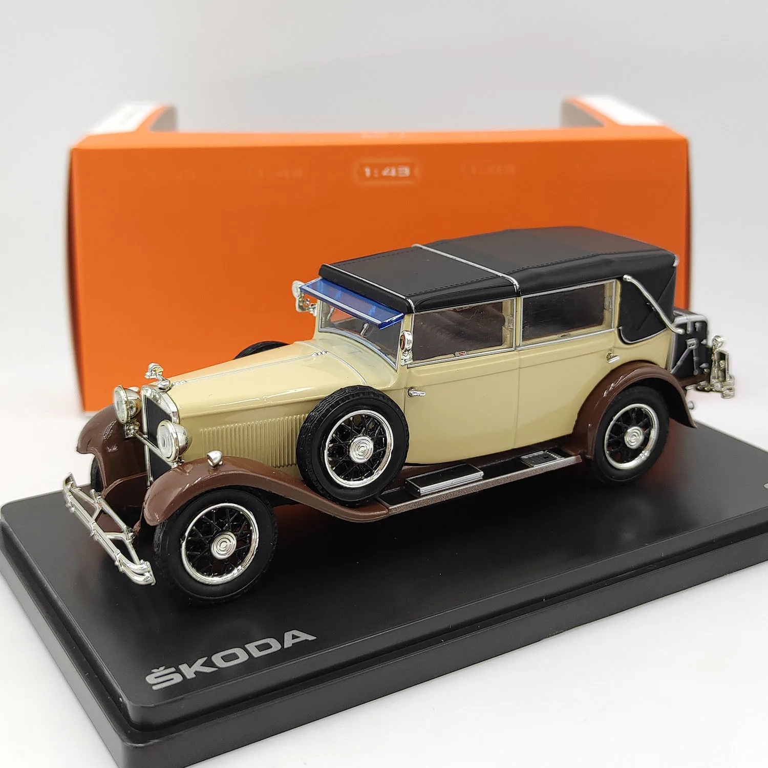 

Diecast ABREX 1/43 Scale Skoda 860 Alloy Vintage Car Model Fully Enclosed Brown Collectible Toy Gift Souvenir Display Ornament