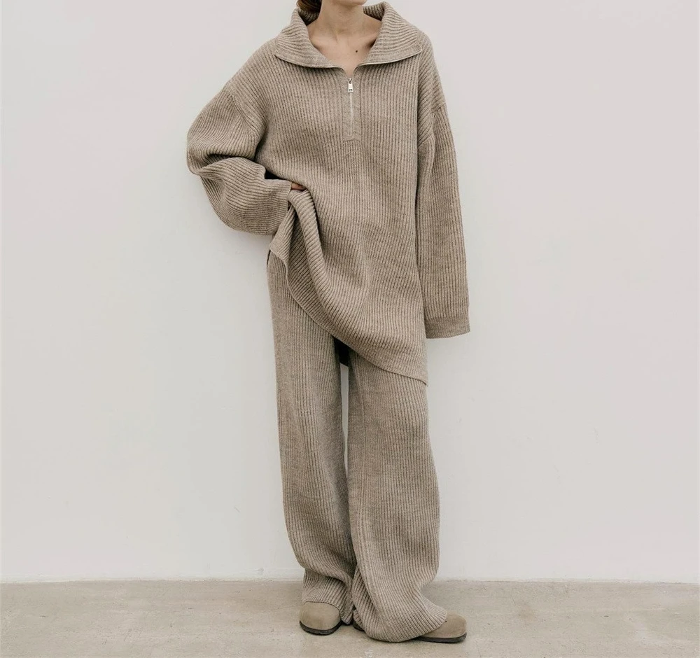 Setelan Dua Potong Wanita Musim Gugur dan Musim Dingin dengan Sweater Setengah Resleting Warna Solid yang Sederhana dan Elegan serta Celana Panjang Rajut Lurus.