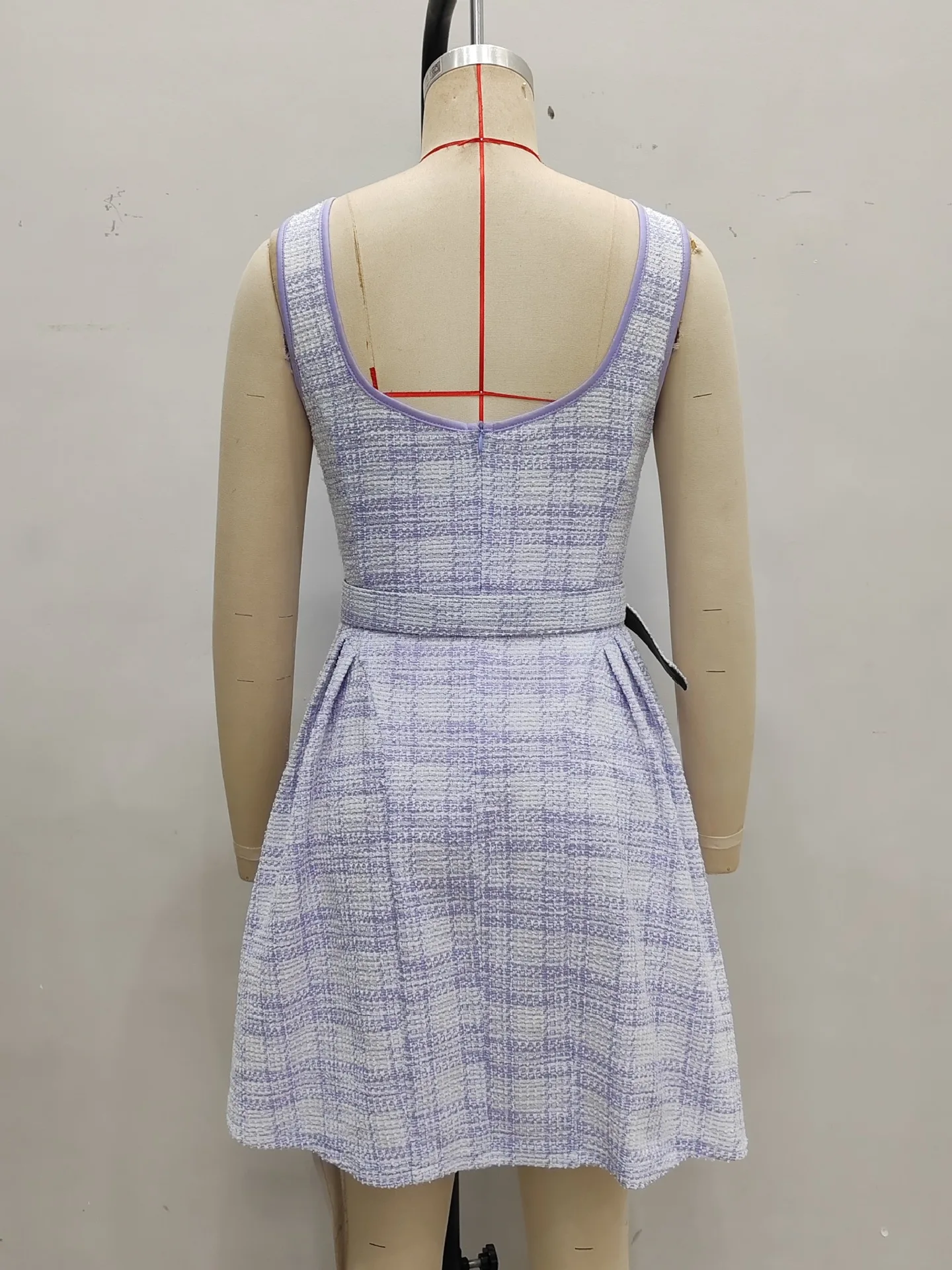 Damesjurken 2026 Nieuwe Lente Franse Luxe Knoopontwerp Ronde Hals Mouwloos A-lijn Taille Cinched Backless Mini Vest Jurk