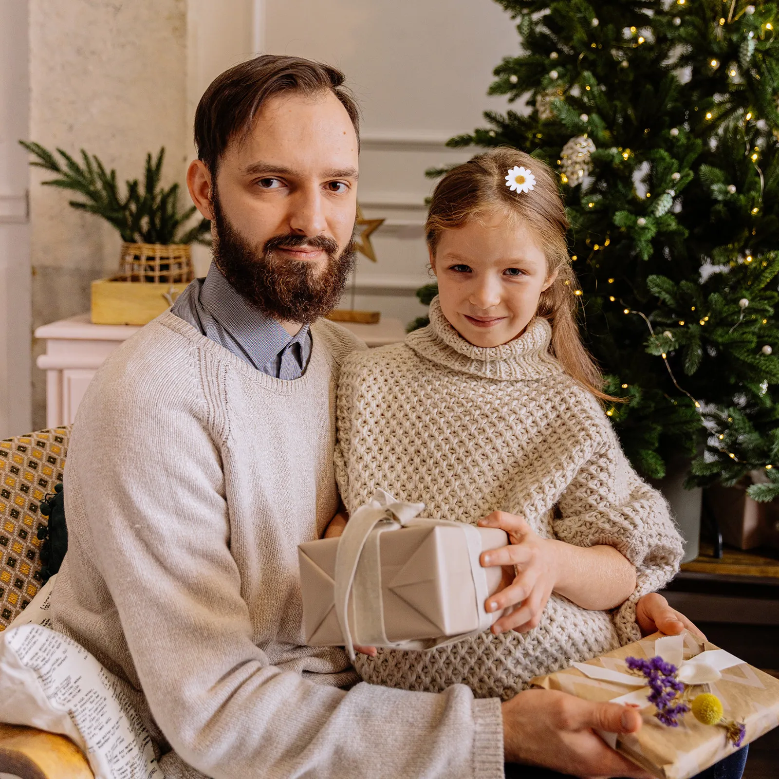 

Набор из 12 заколок для волос в виде маргариток для женщин, с цветочным узором, простой дизайн, надежная фиксация, идеально подходят для свадьбы и повседневного использования, модный аксессуар