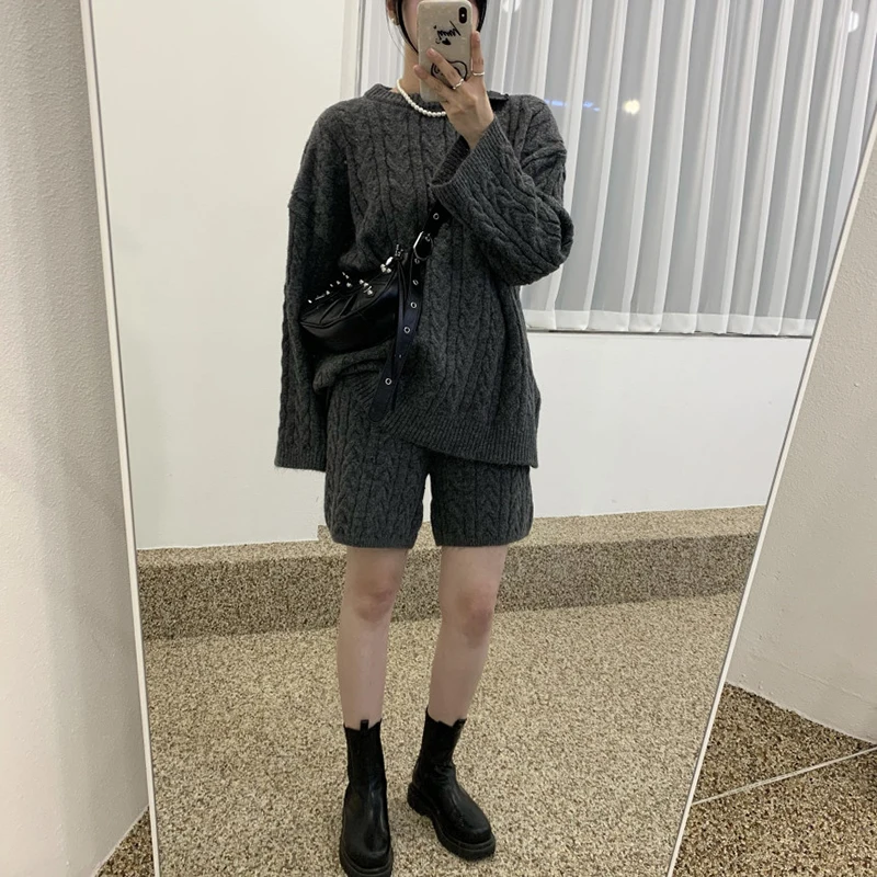 

Новый весенний свободный вязаный комплект из двух предметов в стиле ретро, женский свитер с круглым вырезом и длинными рукавами + прямые шорты с высокой талией, вязаный женский наряд