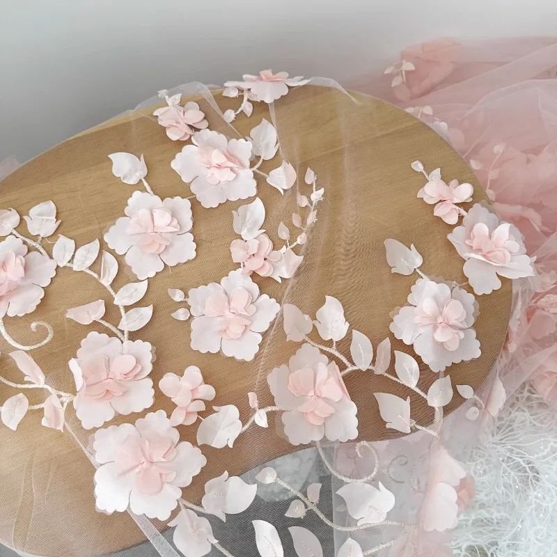 Splendido tessuto di pizzo per abiti da sposa fai da te e abiti da sera con tessuto di design Applique fiore 3D tagliato a misura