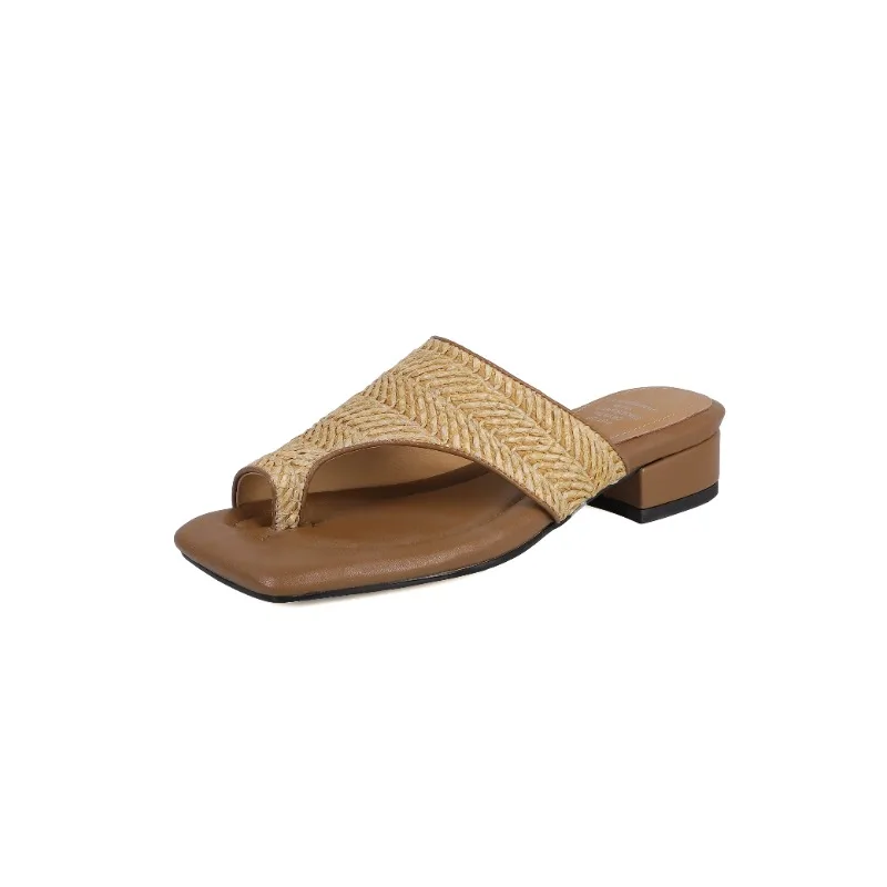 

Новые женские босоножки на каблуке и удобные пляжные тапочки на среднем каблуке с большими металлическими аксессуарами и трюфельным носком