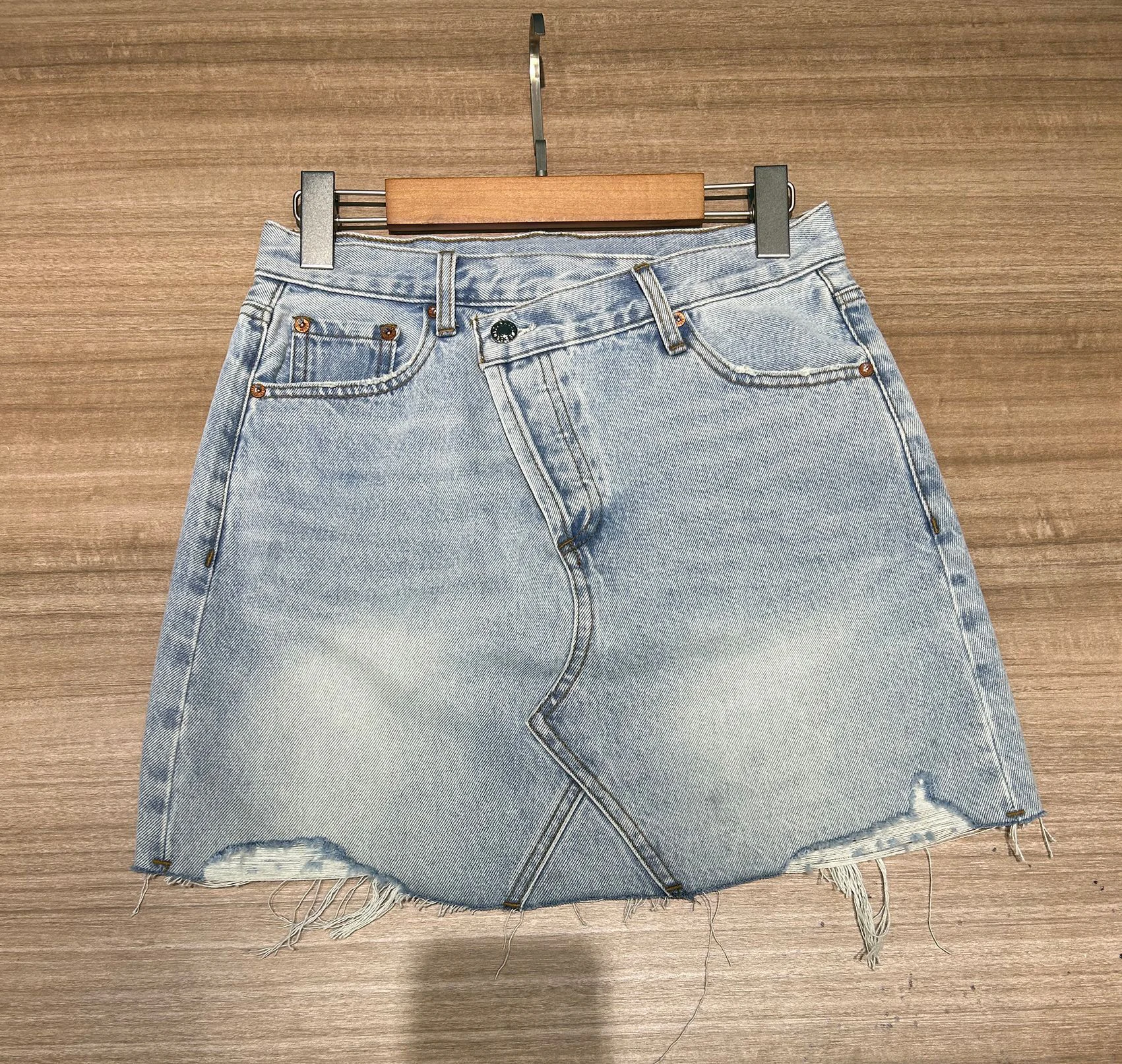 2023 new women denim skirt High waisted diagonal buckle misaligned waist design denim short skirt