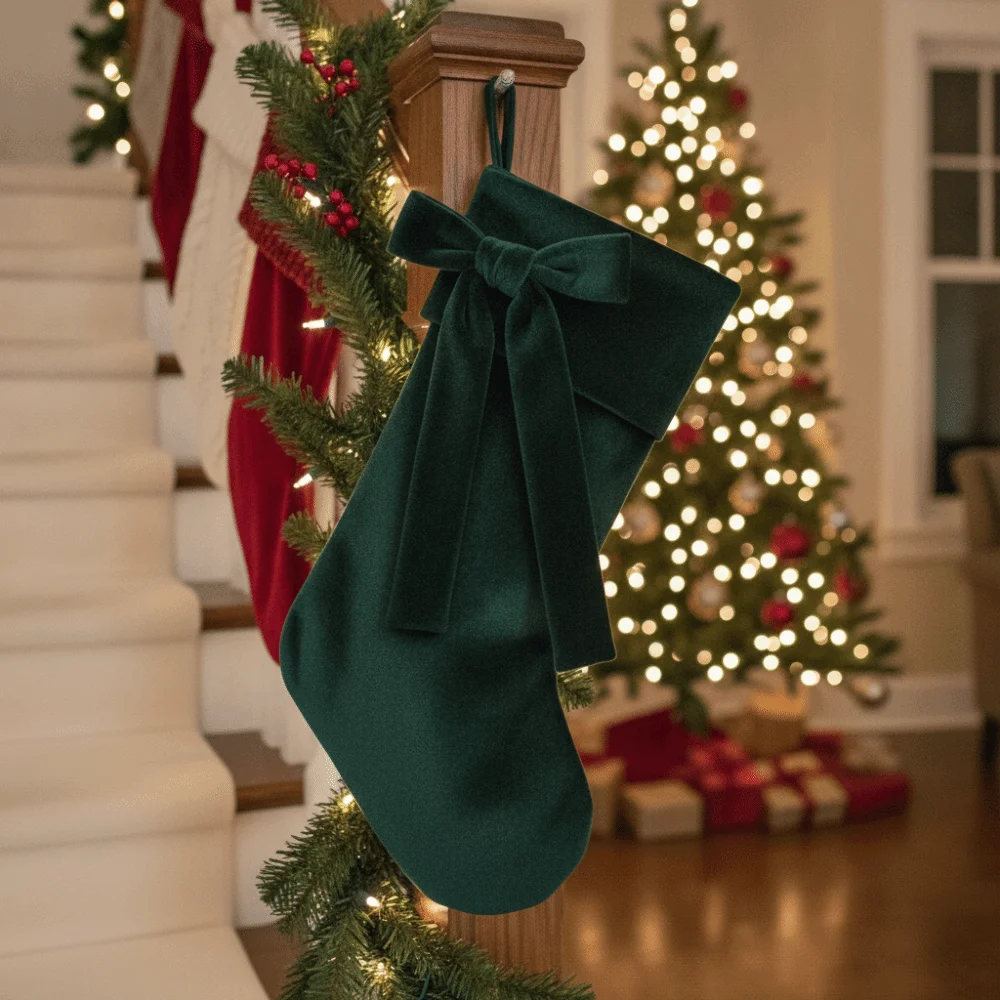 Christmas Stocking Hanging - Jednokolorowa aksamitna skarpeta świąteczna z kokardką,