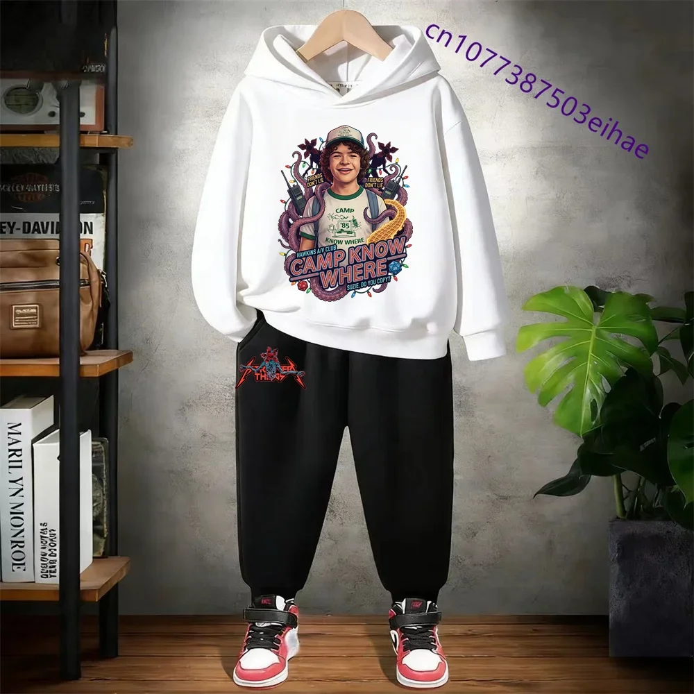 

Популярный товар из серии товаров по американскому телесериалу — детская толстовка с принтом головы Дастина, идеально подходящая для создания уникального модного образа.