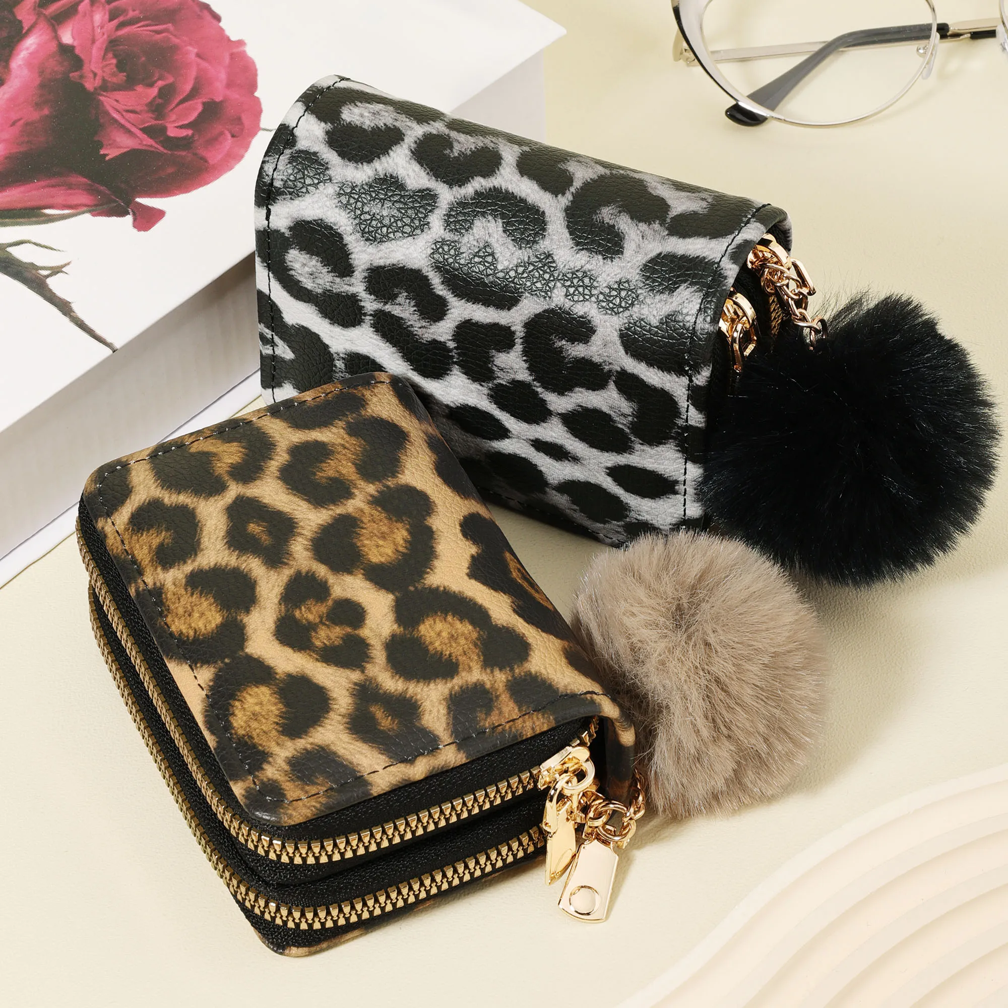 Fashionable and high-quality credit card storage bag, simple with a Pom pom Charm, casual multi slot, fashionable zipper around
