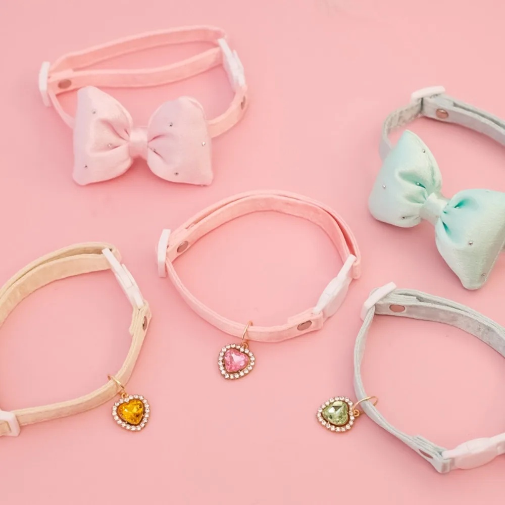 Ошейник-для-домашних-животных-с-бантом-в-форме-сердца-из-страз-и-колокольчиком-регулируемый-ошейник-с-безопасной-застежкой-для-кошек-и-собак-декоративные-аксессуары-для-питомцев-с-бриллиантовым-декором