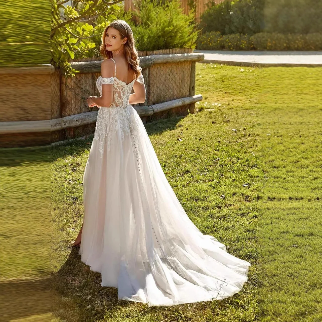 Abito da sposa romantico senza maniche in tulle A-Line con scollo a V Sweep Train Appliques Abiti da sposa Boho da spiaggia sexy 2025 Personalizzato gratuito