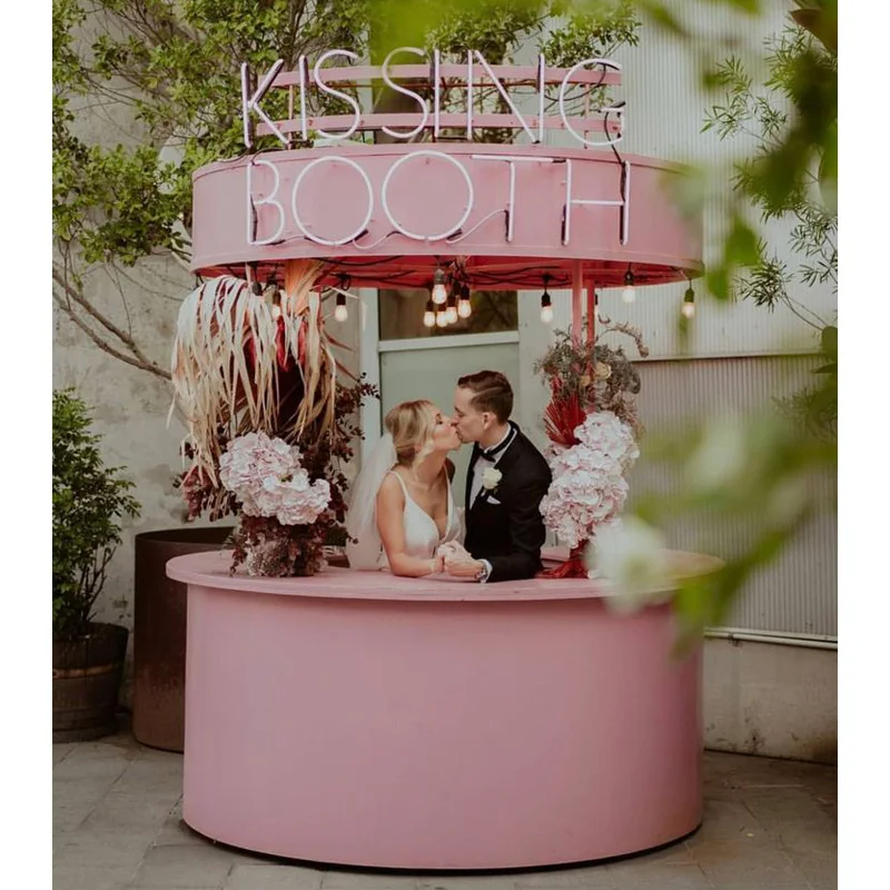 Custom Outdoor Magazine Photography Booth Decoration Wedding Kissing Booth Decoration