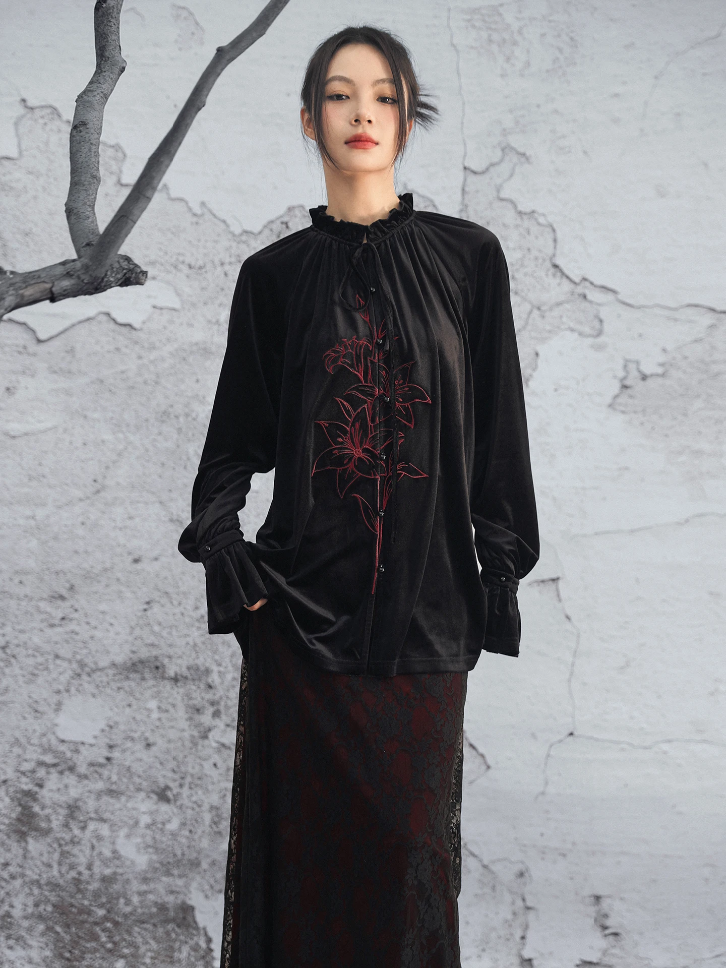 

Женская рубашка из бархата с вышивкой, весенняя, с узором «Лилия», с эффектом «под дерево», на завязках, темный стиль, свободный крой, длинный рукав, полиэстер