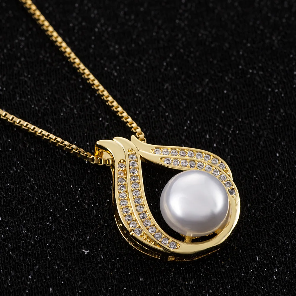 

Hot Sale Luxury Shiny Pearl Pendant Necklace Women Light Luxury Cuban Clavicle Chain Jewelry Jewelry Ladies Gift New Style