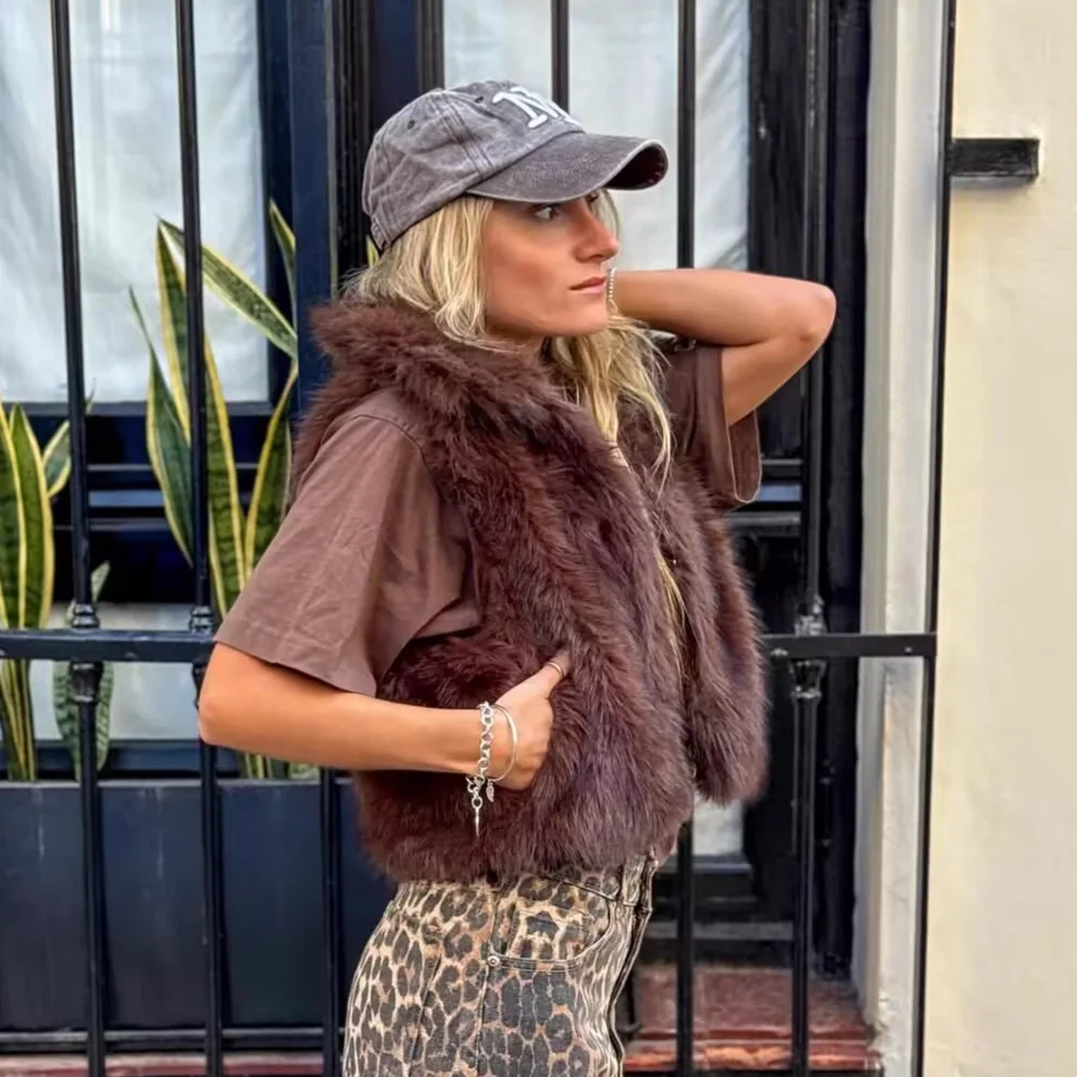 

2025 Winter Women's Faux Fur Vest Shearling Vest Stylish Sleeveless Fur Integrated Outerwear Tank Top