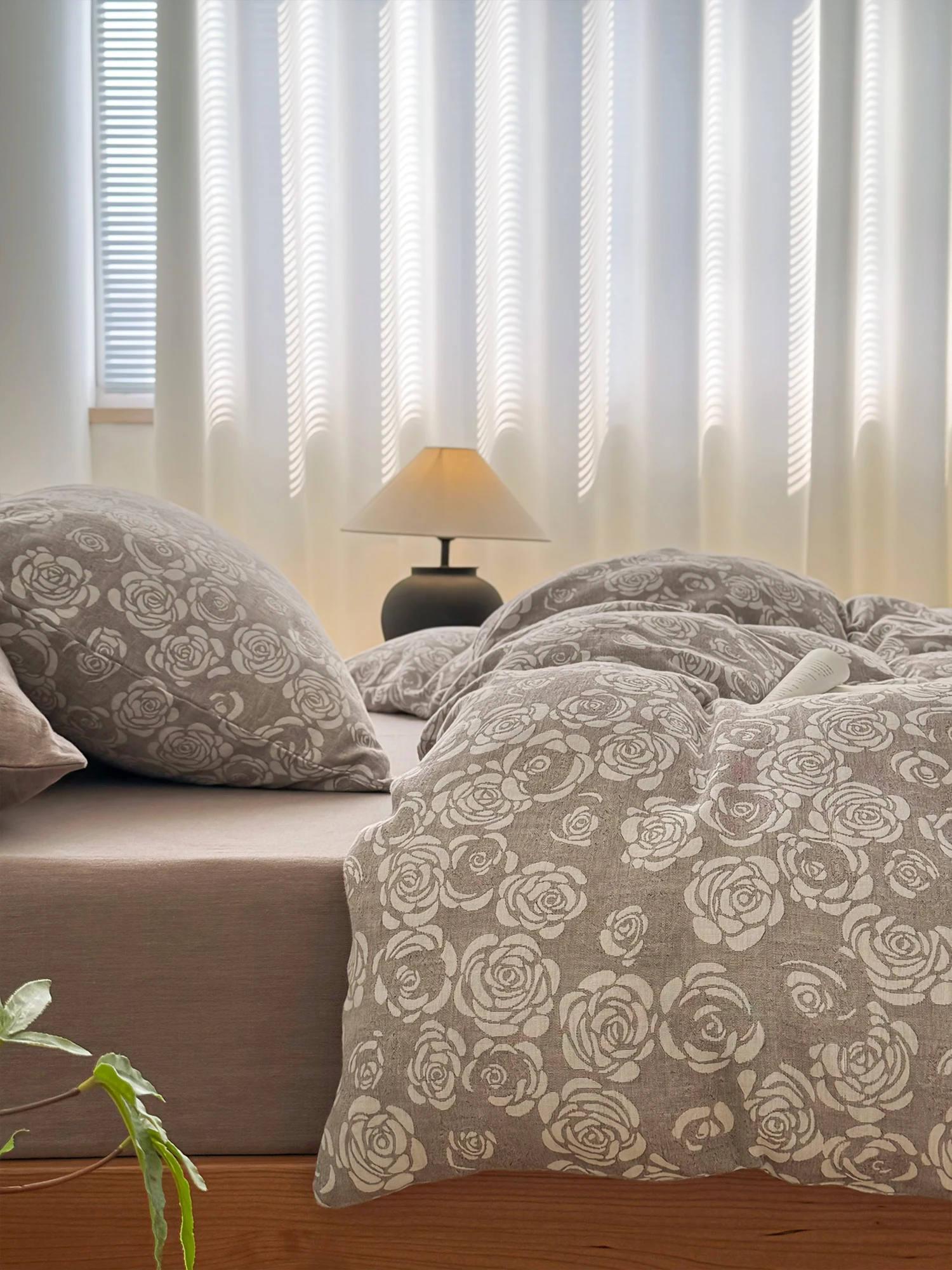 

Серое покрывало с узором из роз, из чистого хлопка, двухслойное, цельное, в новом китайском стиле, для домашнего использования, всесезонное.