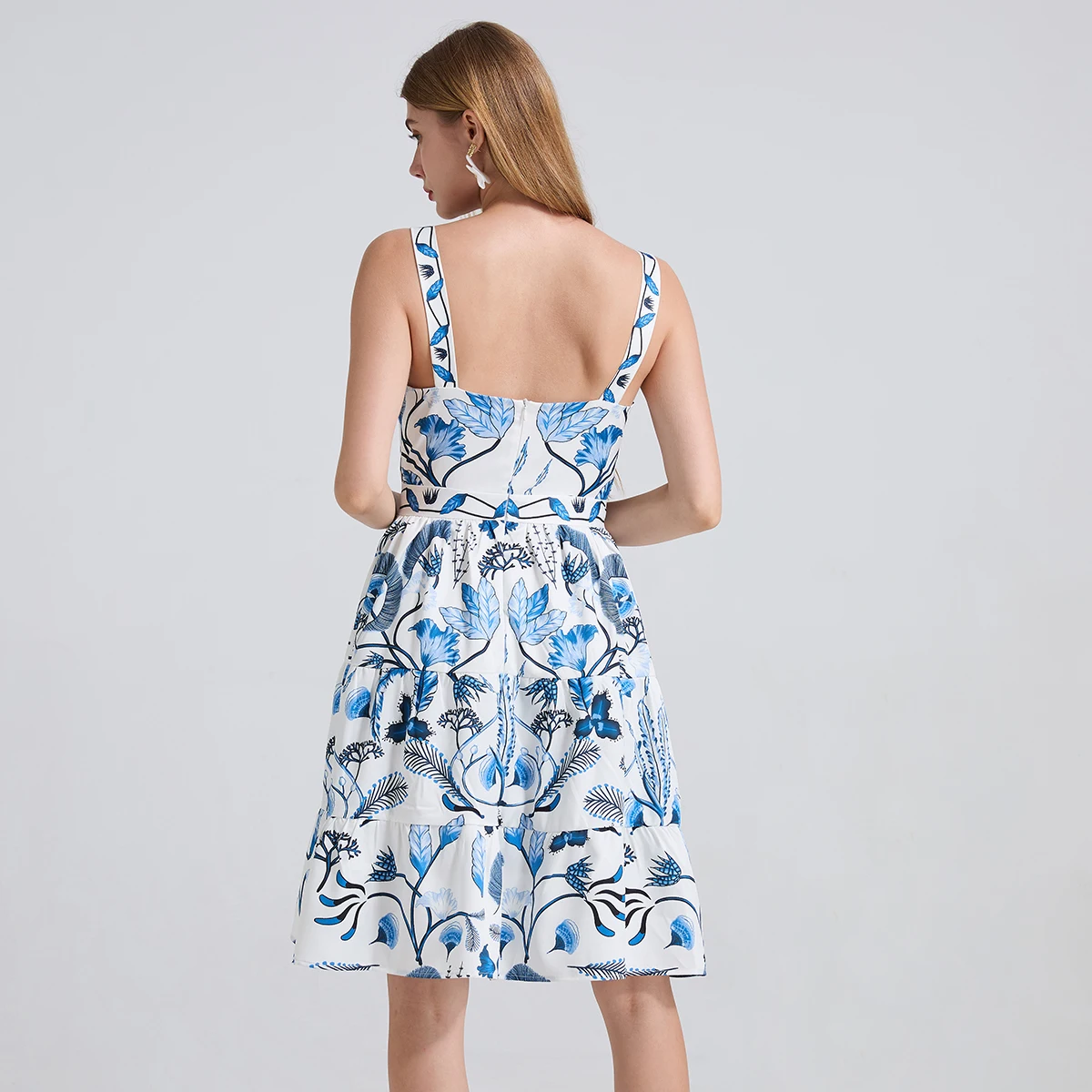 

Модное женское платье