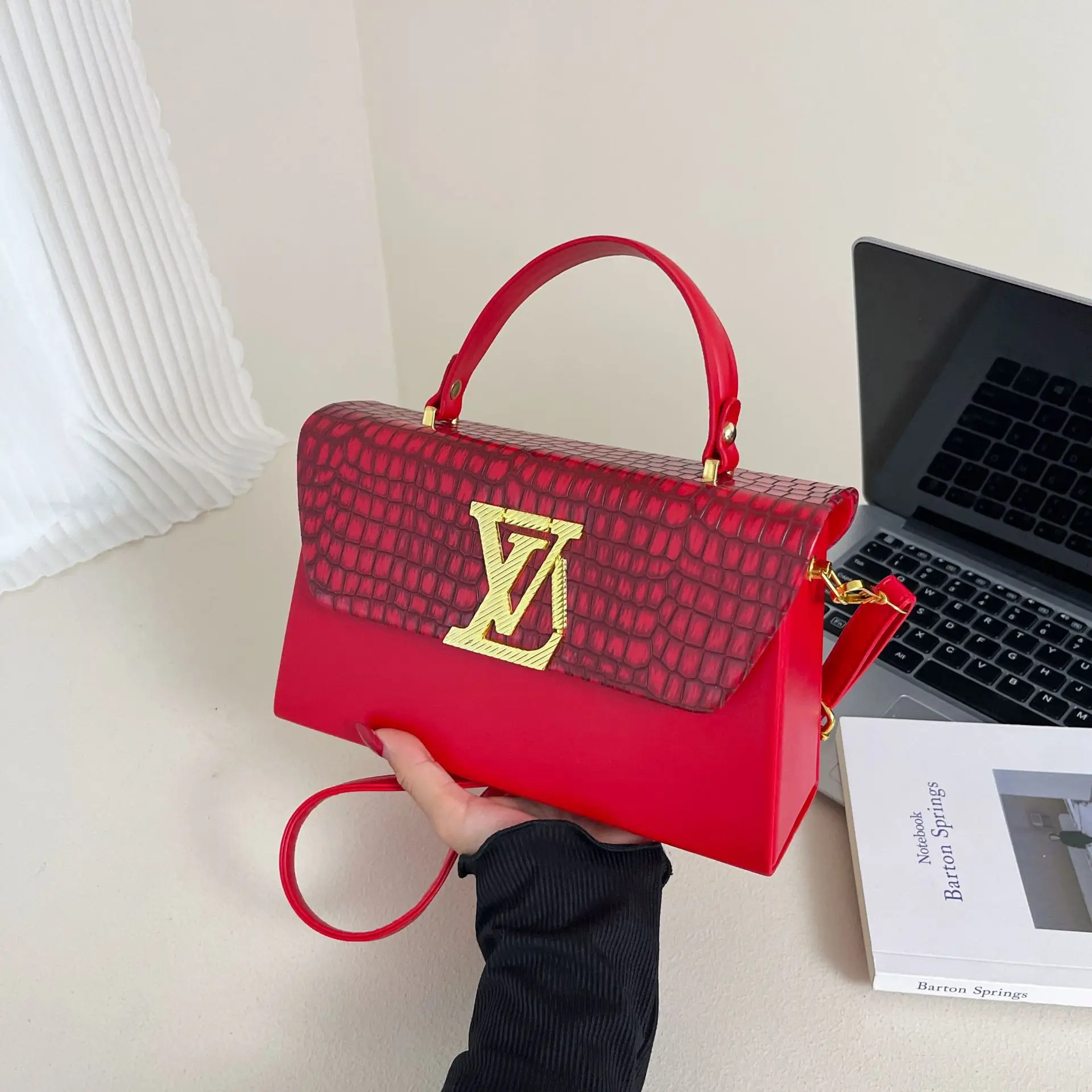 

2025 Vintage Chain Crossbody Bag for Women Retro Adjustable Strap Single Shoulder Purse Niche Designer Vegan Leather Day