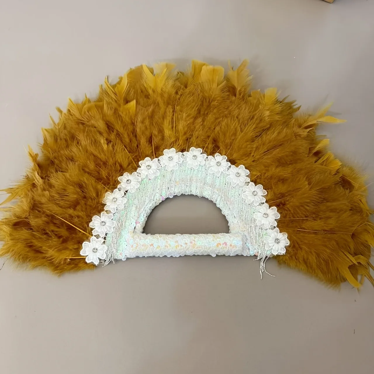 عروس الزفاف تحمل مروحة، ومراوح كرات مكياج الهالوين وعيد الميلاد، ومحبي التلفزيون والأفلام