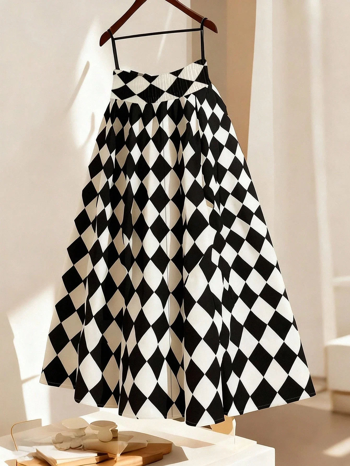 

Элегантная черно-белая юбка А-силуэта с ромбовидным узором