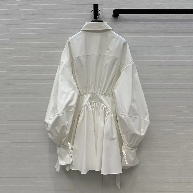 This autumn retro lapel lantern-sleeved shirt dress is designed with an irregular diagonal buckle and a cinched waist