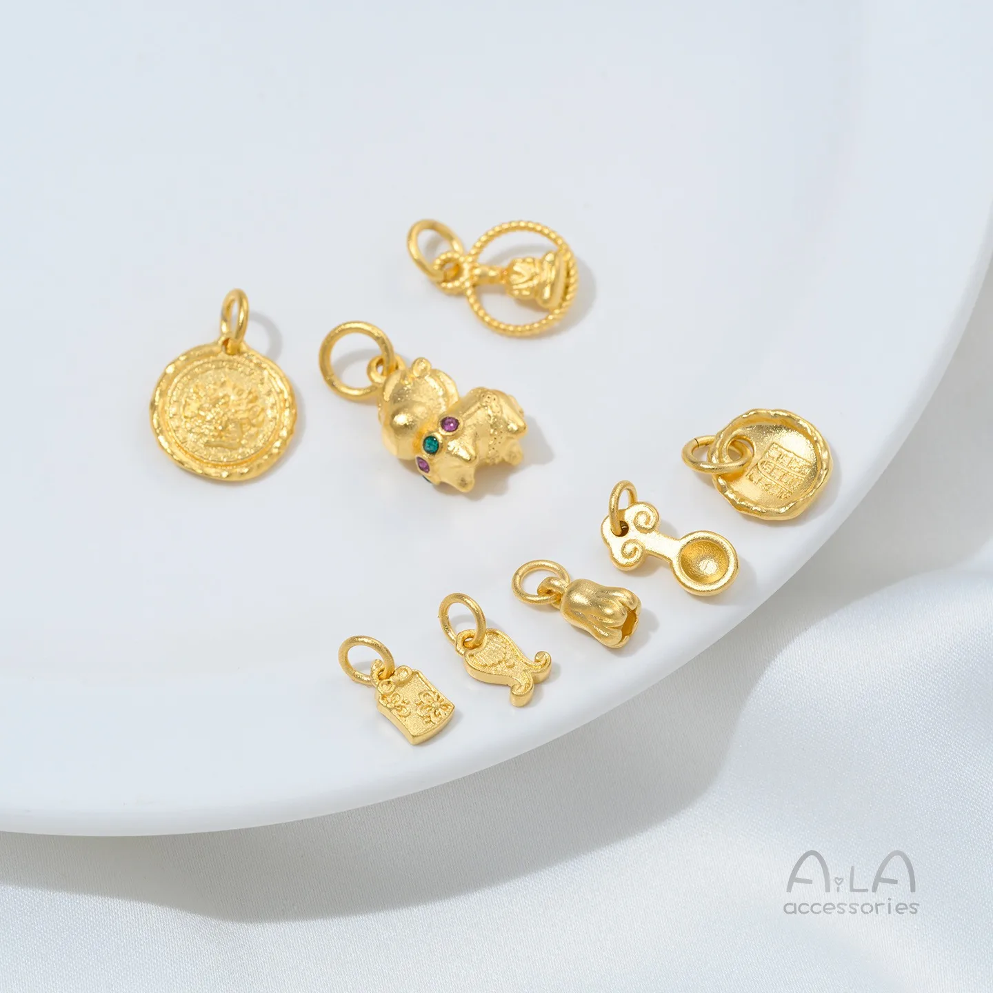 Copper Plated Gold Zircon Pony Fish on The Signature Flower Tag Pendant DIY Bracelet Necklace Sand Gold Jewelry Accessories