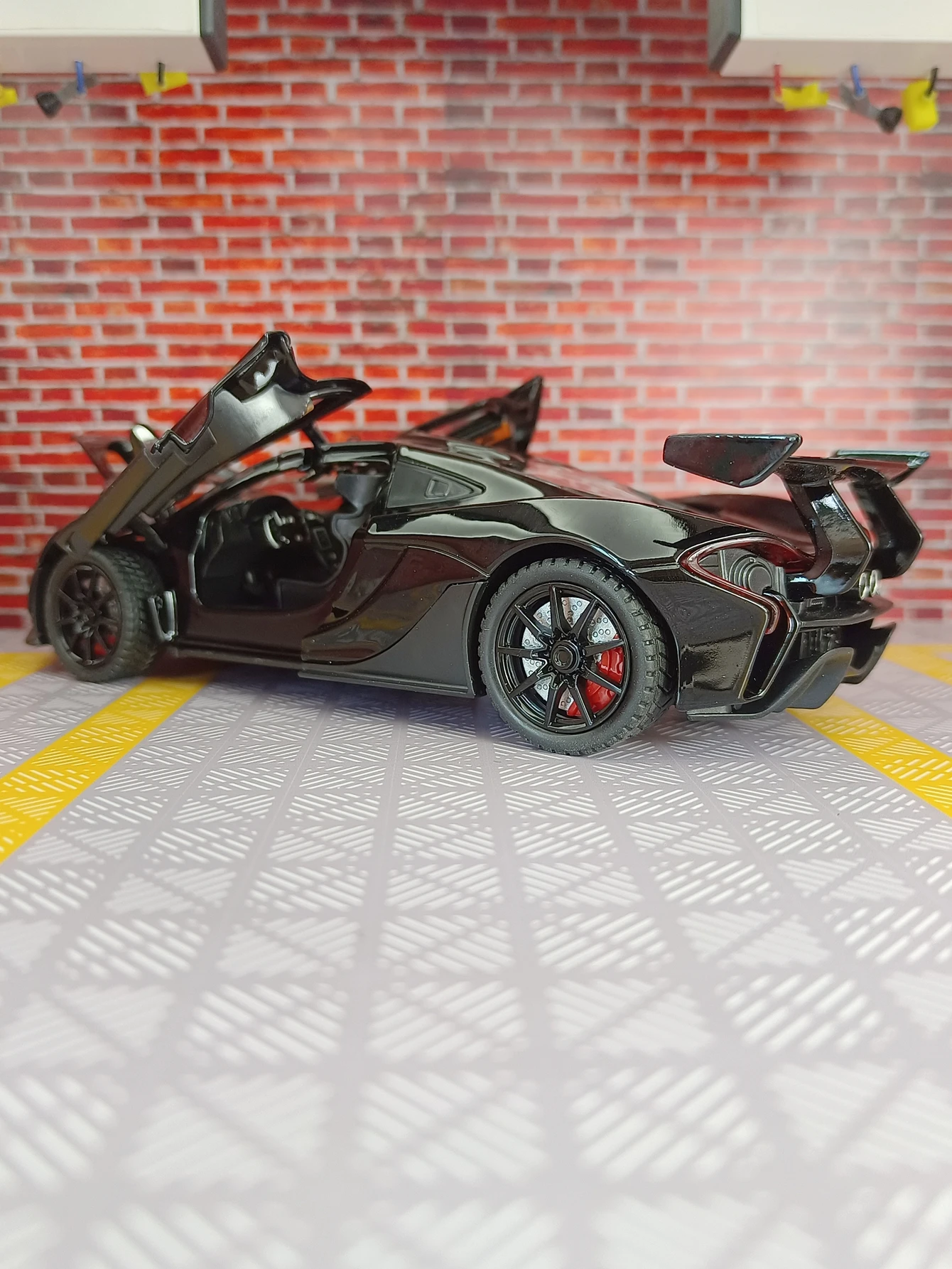 سيارة سبيكة Supercar 1:24 P1، مع بابين يمكن فتحها، عبارة عن مجموعة زينة هدايا سيارات لعبة صوتية ومرئية للأطفال #1