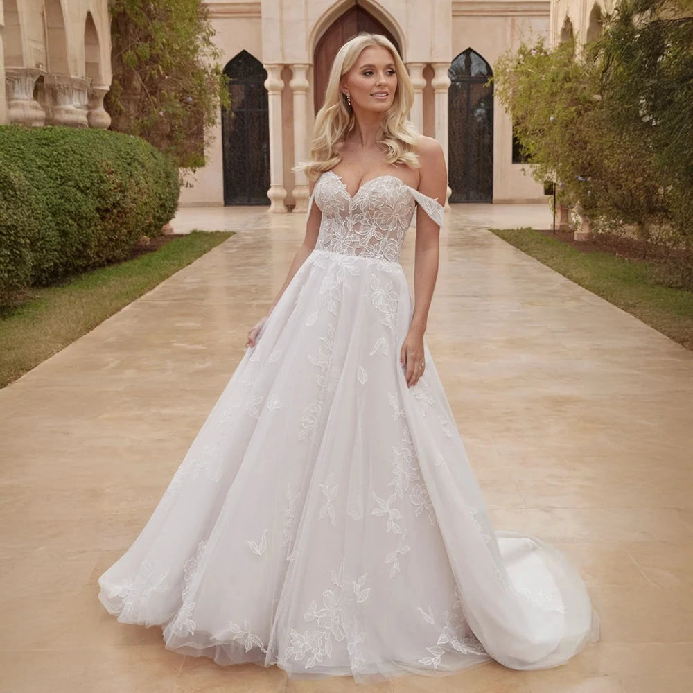 

Свадебное платье с вырезом «сердечко», без бретелей, с кружевными аппликациями, фасон А-силуэт, из фатина, для свадьбы в стиле бохо на открытом воздухе