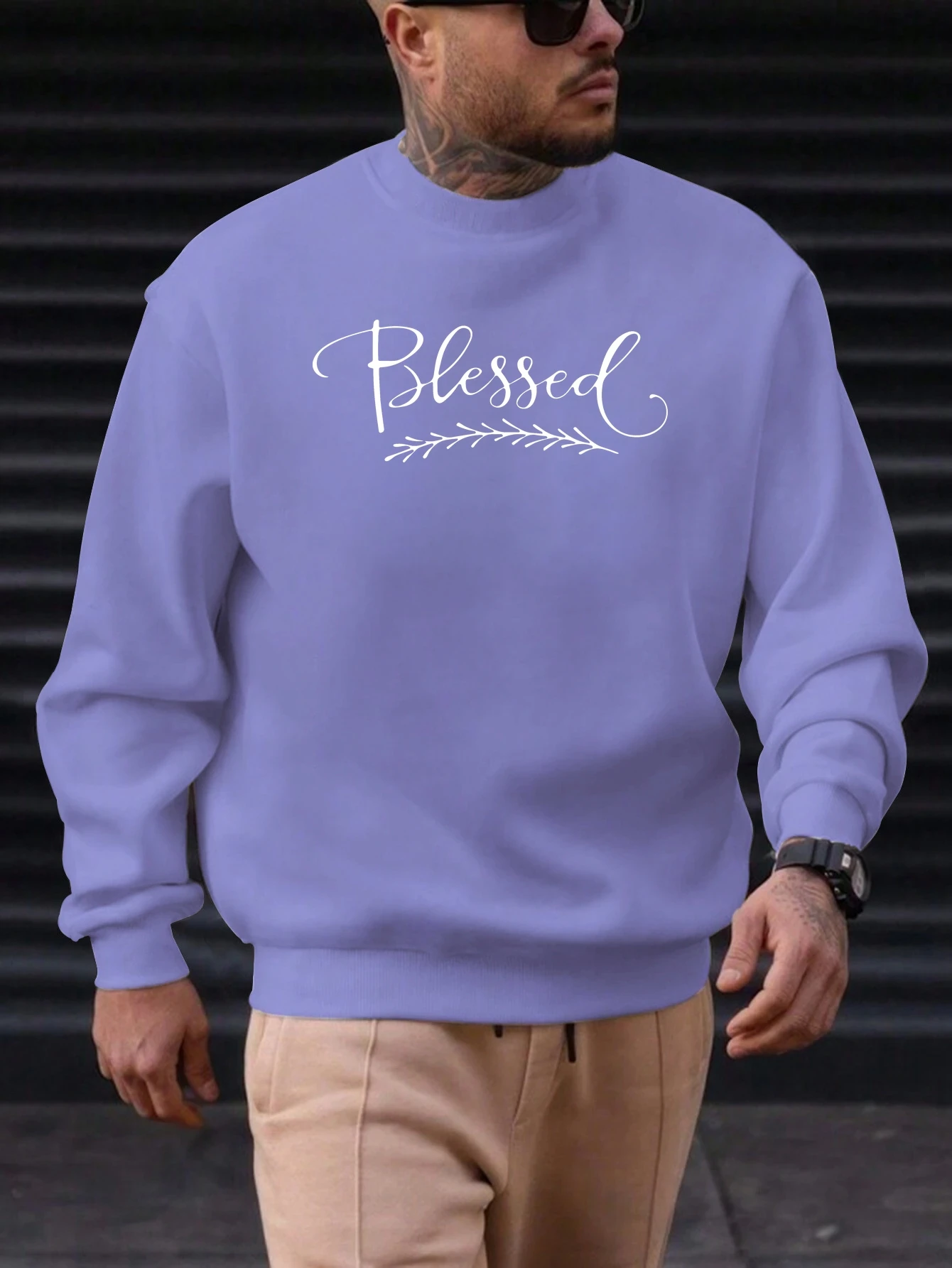 Sweater Crewneck Oversize Pria Terbaru Trendi Minimalis Elegan dengan Grafis Huruf Tulisan Tangan 'Blessed' Pakaian Kasual
