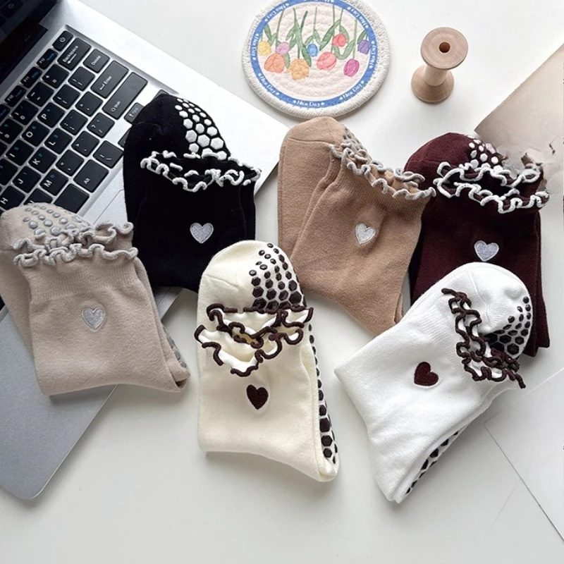 Casual and comfortable women's socks fashion and versatile non-slip Pilates ladies love embroidery sports floor socks wholesale